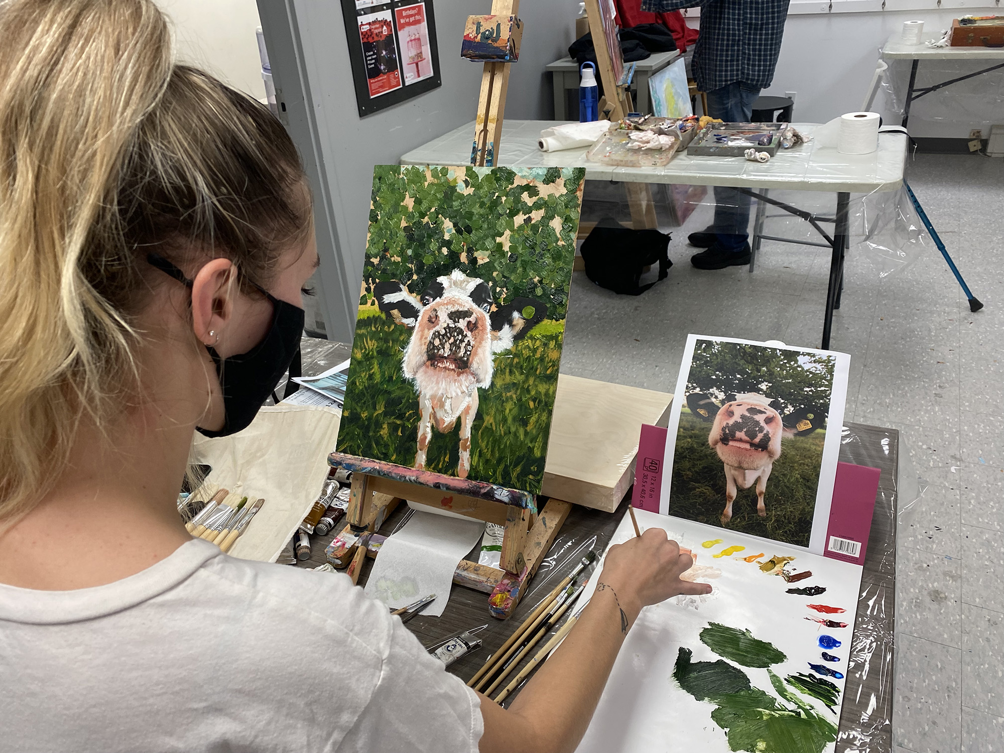 A lady in a painting class.